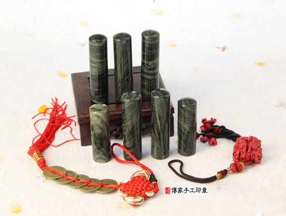 全手工噴砂印章：綠髮彩玉臍帶章實際成品、印章作品分享、綠髮彩玉印章材質介紹。（臍帶印章、肚臍章、肚臍印章，一圓一方）傳家手工印章高雄店。2020.01.28照片3