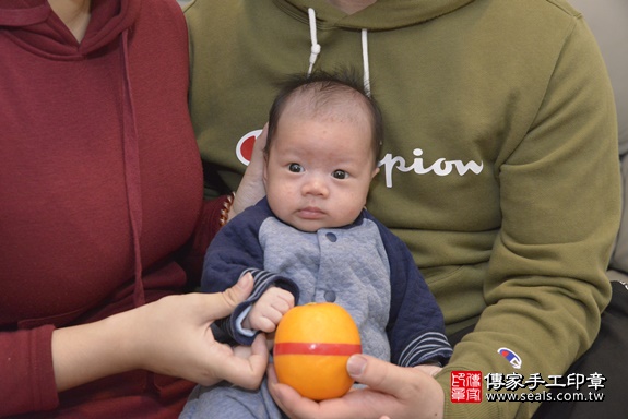 剃胎毛、滿月剃頭、嬰兒剃頭、嬰兒理髮、嬰兒剃髮、嬰兒剃胎毛、嬰兒滿月剃頭、寶寶剃頭、剃胎毛儀式、剃胎毛吉祥話、滿月剃頭儀式、滿月剃頭吉祥話、寶寶剃胎毛、寶寶滿月剃頭理髮、 台北市中山區剃胎毛、台北市中山區滿月剃頭、台北市中山區嬰兒剃頭剃胎毛、台北市中山區嬰兒理髮、台北市嬰兒剃髮、 孫寶寶(台北市中山區到府嬰兒寶寶滿月剃頭理髮、到府嬰兒剃胎毛儀式吉祥話)。到府剃頭剃胎毛主持、專業拍照、DVD光碟、證書。★購買「臍帶章、肚臍章、胎毛筆刷印章」贈送：剃頭、收涎、抓周，三選一。2020.01.18照片18