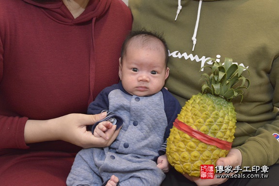 剃胎毛、滿月剃頭、嬰兒剃頭、嬰兒理髮、嬰兒剃髮、嬰兒剃胎毛、嬰兒滿月剃頭、寶寶剃頭、剃胎毛儀式、剃胎毛吉祥話、滿月剃頭儀式、滿月剃頭吉祥話、寶寶剃胎毛、寶寶滿月剃頭理髮、 台北市中山區剃胎毛、台北市中山區滿月剃頭、台北市中山區嬰兒剃頭剃胎毛、台北市中山區嬰兒理髮、台北市嬰兒剃髮、 孫寶寶(台北市中山區到府嬰兒寶寶滿月剃頭理髮、到府嬰兒剃胎毛儀式吉祥話)。到府剃頭剃胎毛主持、專業拍照、DVD光碟、證書。★購買「臍帶章、肚臍章、胎毛筆刷印章」贈送：剃頭、收涎、抓周，三選一。2020.01.18照片24