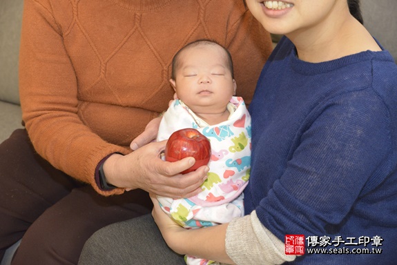 剃胎毛、滿月剃頭、嬰兒剃頭、嬰兒理髮、嬰兒剃髮、嬰兒剃胎毛、嬰兒滿月剃頭、寶寶剃頭、剃胎毛儀式、剃胎毛吉祥話、滿月剃頭儀式、滿月剃頭吉祥話、寶寶剃胎毛、寶寶滿月剃頭理髮、 桃園市龜山區剃胎毛、桃園市龜山區滿月剃頭、桃園市龜山區嬰兒剃頭剃胎毛、桃園市龜山區嬰兒理髮、桃園市嬰兒剃髮、 陳寶寶(桃園市龜山區到府嬰兒寶寶滿月剃頭理髮、到府嬰兒剃胎毛儀式吉祥話)。到府剃頭剃胎毛主持、專業拍照、DVD光碟、證書。★購買「臍帶章、肚臍章、胎毛筆刷印章」贈送：剃頭、收涎、抓周，三選一。2020.01.22照片15