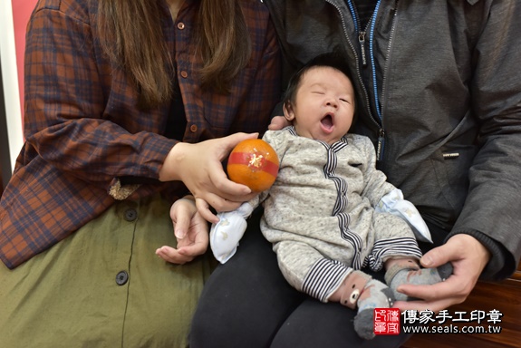 剃胎毛、滿月剃頭、嬰兒剃頭、嬰兒理髮、嬰兒剃髮、嬰兒剃胎毛、嬰兒滿月剃頭、寶寶剃頭、剃胎毛儀式、剃胎毛吉祥話、滿月剃頭儀式、滿月剃頭吉祥話、寶寶剃胎毛、寶寶滿月剃頭理髮、 新北市永和區剃胎毛、新北市永和區滿月剃頭、新北市永和區嬰兒剃頭剃胎毛、新北市永和區嬰兒理髮、新北市嬰兒剃髮、 周寶寶(新北市永和區嬰兒寶寶滿月剃頭理髮、嬰兒剃胎毛儀式吉祥話)。中國風會場，爸媽寶貝穿「日中韓」古裝禮服。專業拍照、DVD光碟、證書。★購買「臍帶章、肚臍章、胎毛筆刷印章」贈送：剃頭、收涎、抓周，三選一。2020.01.23照片17