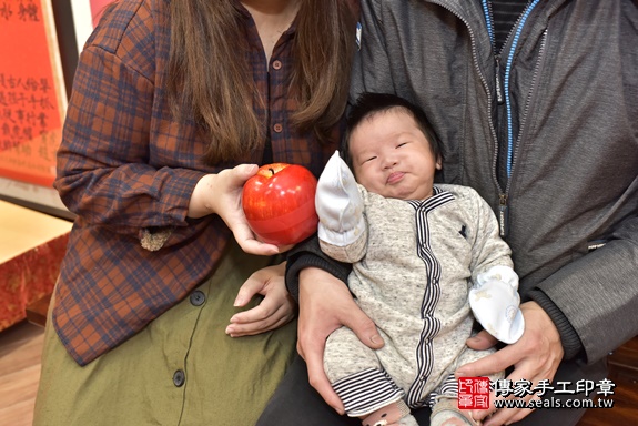 剃胎毛、滿月剃頭、嬰兒剃頭、嬰兒理髮、嬰兒剃髮、嬰兒剃胎毛、嬰兒滿月剃頭、寶寶剃頭、剃胎毛儀式、剃胎毛吉祥話、滿月剃頭儀式、滿月剃頭吉祥話、寶寶剃胎毛、寶寶滿月剃頭理髮、 新北市永和區剃胎毛、新北市永和區滿月剃頭、新北市永和區嬰兒剃頭剃胎毛、新北市永和區嬰兒理髮、新北市嬰兒剃髮、 周寶寶(新北市永和區嬰兒寶寶滿月剃頭理髮、嬰兒剃胎毛儀式吉祥話)。中國風會場，爸媽寶貝穿「日中韓」古裝禮服。專業拍照、DVD光碟、證書。★購買「臍帶章、肚臍章、胎毛筆刷印章」贈送：剃頭、收涎、抓周，三選一。2020.01.23照片15