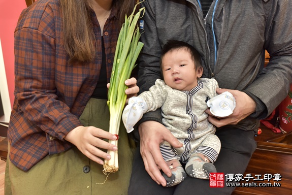 剃胎毛、滿月剃頭、嬰兒剃頭、嬰兒理髮、嬰兒剃髮、嬰兒剃胎毛、嬰兒滿月剃頭、寶寶剃頭、剃胎毛儀式、剃胎毛吉祥話、滿月剃頭儀式、滿月剃頭吉祥話、寶寶剃胎毛、寶寶滿月剃頭理髮、 新北市永和區剃胎毛、新北市永和區滿月剃頭、新北市永和區嬰兒剃頭剃胎毛、新北市永和區嬰兒理髮、新北市嬰兒剃髮、 周寶寶(新北市永和區嬰兒寶寶滿月剃頭理髮、嬰兒剃胎毛儀式吉祥話)。中國風會場，爸媽寶貝穿「日中韓」古裝禮服。專業拍照、DVD光碟、證書。★購買「臍帶章、肚臍章、胎毛筆刷印章」贈送：剃頭、收涎、抓周，三選一。2020.01.23照片23