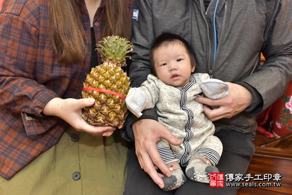 剃胎毛、滿月剃頭、嬰兒剃頭、嬰兒理髮、嬰兒剃髮、嬰兒剃胎毛、嬰兒滿月剃頭、寶寶剃頭、剃胎毛儀式、剃胎毛吉祥話、滿月剃頭儀式、滿月剃頭吉祥話、寶寶剃胎毛、寶寶滿月剃頭理髮、 新北市永和區剃胎毛、新北市永和區滿月剃頭、新北市永和區嬰兒剃頭剃胎毛、新北市永和區嬰兒理髮、新北市嬰兒剃髮、 周寶寶(新北市永和區嬰兒寶寶滿月剃頭理髮、嬰兒剃胎毛儀式吉祥話)。中國風會場，爸媽寶貝穿「日中韓」古裝禮服。專業拍照、DVD光碟、證書。★購買「臍帶章、肚臍章、胎毛筆刷印章」贈送：剃頭、收涎、抓周，三選一。2020.01.23照片27