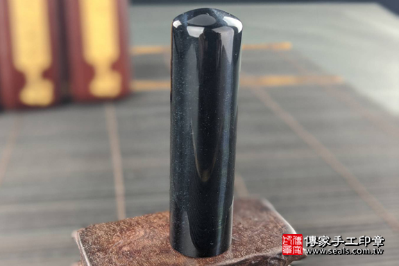 全手工噴砂印章：藍虎眼石開運印章實際成品、印章作品分享、藍虎眼石印章材質介紹。（銀行印鑑，一圓一方），傳家印章高雄店。2020.02.02，照片1