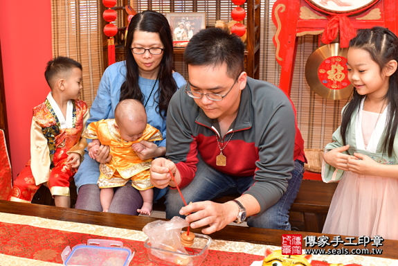 高雄市鳳山區陳寶寶古禮收涎祝福活動:為寶寶戴上收涎餅乾。照片2