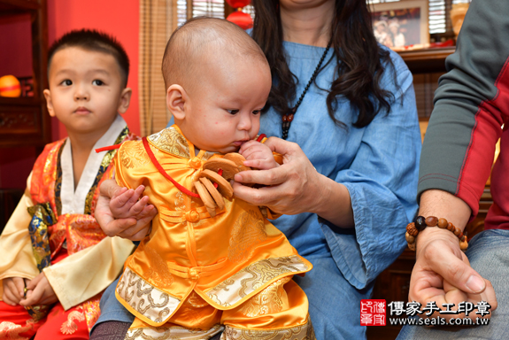 高雄市鳳山區陳寶寶古禮收涎祝福活動:為寶寶戴上收涎餅乾。照片5