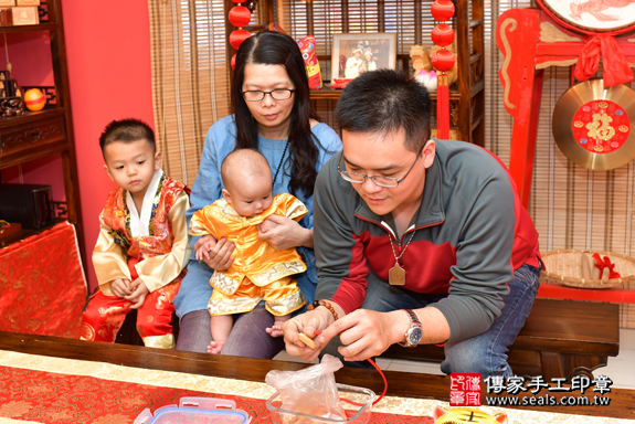 高雄市鳳山區陳寶寶古禮收涎祝福活動:為寶寶戴上收涎餅乾。照片1