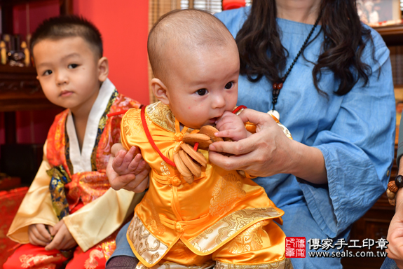 高雄市鳳山區陳寶寶古禮收涎祝福活動:收涎過程拍照。照片2