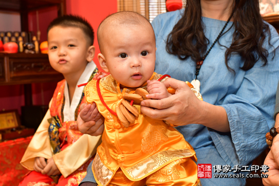 高雄市鳳山區陳寶寶古禮收涎祝福活動:收涎過程拍照。照片3