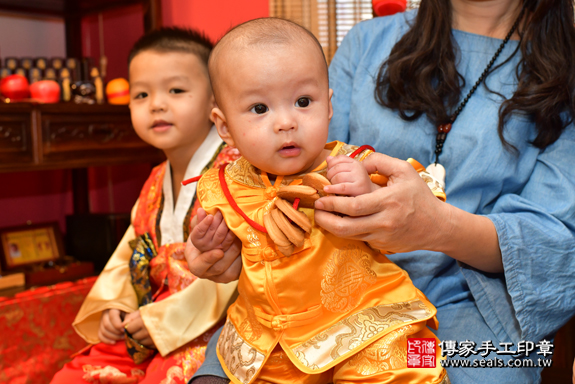 高雄市鳳山區陳寶寶古禮收涎祝福活動:收涎過程拍照。照片4