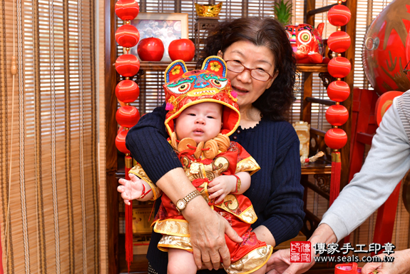 高雄市鳳山區卓寶寶古禮收涎祝福活動:為寶寶戴上收涎餅乾。照片6