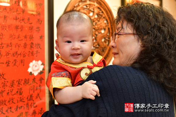 高雄市鳳山區卓寶寶古禮收涎祝福活動:收涎過程拍照。照片2