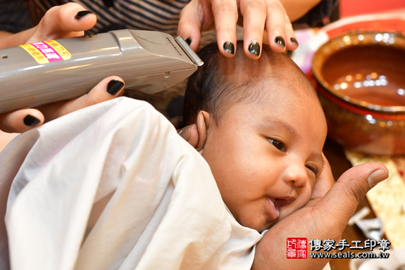 剃胎毛、滿月剃頭、嬰兒剃頭、嬰兒理髮、嬰兒剃髮、嬰兒剃胎毛、嬰兒滿月剃頭、寶寶剃頭、剃胎毛儀式、剃胎毛吉祥話、滿月剃頭儀式、滿月剃頭吉祥話、寶寶剃胎毛、寶寶滿月剃頭理髮、高雄市鳳山區剃胎毛、高雄市鳳山區滿月剃頭、高雄市鳳山區嬰兒剃頭剃胎毛、高雄市鳳山區嬰兒理髮、高雄市嬰兒剃髮、周寶寶(高雄市鳳山區嬰兒寶寶滿月剃頭理髮、嬰兒剃胎毛儀式吉祥話)。中國風會場，爸媽寶貝穿「日中韓」古裝禮服。專業拍照、DVD光碟、證書。★購買「臍帶章、肚臍章、胎毛筆刷印章」贈送：剃頭、收涎、抓周，三選一。2020.01.18照片20