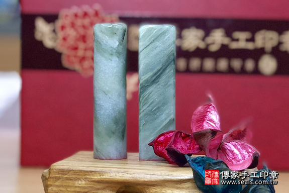 半手工噴砂印章：綠髮彩玉臍帶章實際成品、印章作品分享、綠髮彩玉印章材質介紹。（臍帶印章、肚臍章、肚臍印章，一圓一方）傳家手工印章高雄店。2020.02.11，照片1