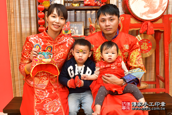 鳳山區陳寶寶古禮抓周：滿週歲趨吉避凶的吉祥衣服穿戴。照片1