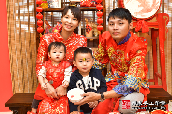 鳳山區陳寶寶古禮抓周：抓周儀式【吃米飯】。照片1