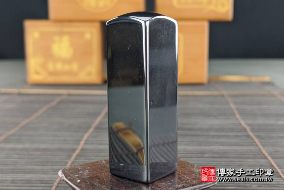 半手工噴砂印章：黑膽石開運印章實際成品、印章作品分享、黑膽石印章材質介紹。（銀行印鑑，一圓一方），傳家印章高雄店。2020.02.12，照片1