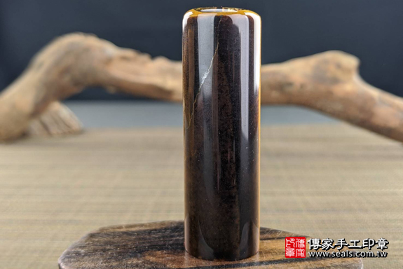 全手工噴砂印章：黃虎眼石臍帶章實際成品、印章作品分享、黃虎眼石印章材質介紹。（臍帶印章、肚臍章、肚臍印章，一圓一方）傳家手工印章高雄店。2020.02.18，照片4