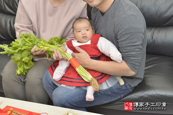 剃胎毛、滿月剃頭、嬰兒剃頭、嬰兒理髮、嬰兒剃髮、嬰兒剃胎毛、嬰兒滿月剃頭、寶寶剃頭、剃胎毛儀式、剃胎毛吉祥話、滿月剃頭儀式、滿月剃頭吉祥話、寶寶剃胎毛、寶寶滿月剃頭理髮、 新北市土城區剃胎毛、新北市土城區滿月剃頭、新北市土城區嬰兒剃頭剃胎毛、新北市土城區嬰兒理髮、新北市嬰兒剃髮、 黃寶寶(新北市土城區到府嬰兒寶寶滿月剃頭理髮、到府嬰兒剃胎毛儀式吉祥話)。到府剃頭剃胎毛主持、專業拍照、DVD光碟、證書。★購買「臍帶章、肚臍章、胎毛筆刷印章」贈送：剃頭、收涎、抓周，三選一。2020.02.02照片28