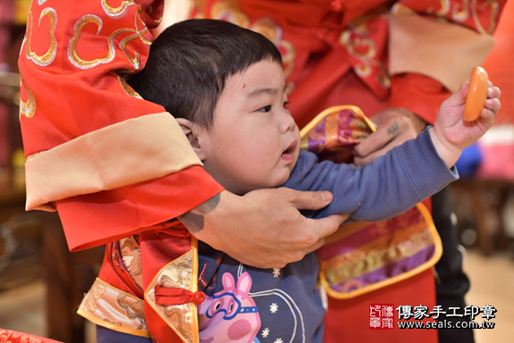 永和區許寶寶古禮抓周：滿週歲趨吉避凶的吉祥衣服穿戴。照片1