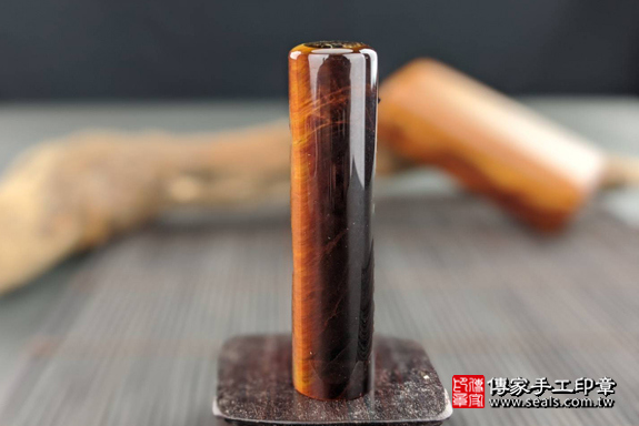 全手工噴砂印章：紅虎眼石臍帶章實際成品、印章作品分享、紅虎眼石印章材質介紹。（臍帶印章、肚臍章、肚臍印章，一圓一方）傳家手工印章高雄店。2020.02.21，照片5