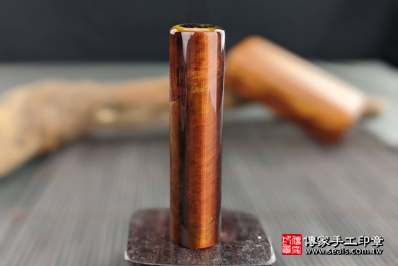 全手工噴砂印章：紅虎眼石臍帶章實際成品、印章作品分享、紅虎眼石印章材質介紹。（臍帶印章、肚臍章、肚臍印章，一圓一方）傳家手工印章高雄店。2020.02.21，照片9