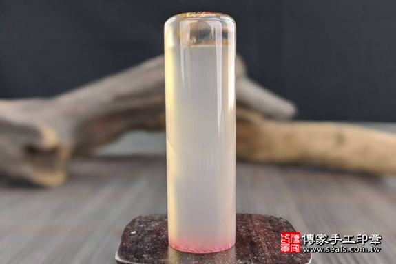 半手工噴砂印章：白瑪瑙臍帶章實際成品、印章作品分享、白瑪瑙印章材質介紹。（臍帶印章、肚臍章、肚臍印章，一圓一方）傳家手工印章高雄店。2020.02.28，照片1