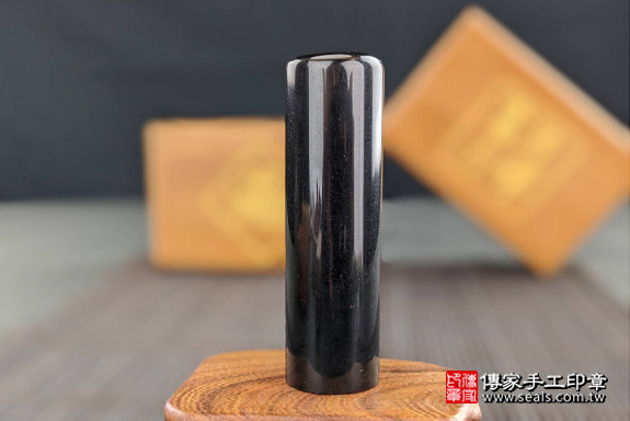 半手工噴砂印章：黑曜石臍帶章實際成品、印章作品分享、黑曜石印章材質介紹。（臍帶印章、肚臍章、肚臍印章，一圓一方）傳家手工印章高雄店。2020.03.02，照片8