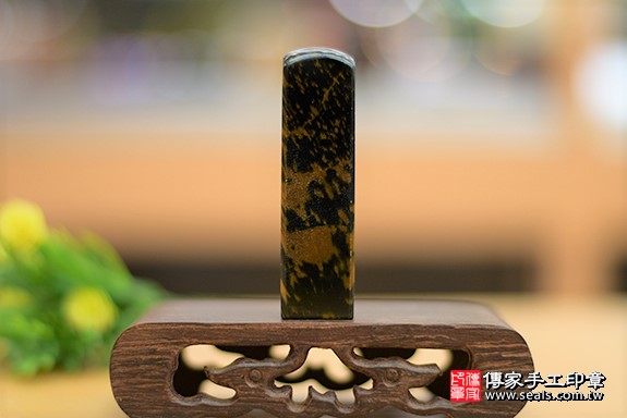 全手工噴砂印章：藍虎眼石臍帶章實際成品、印章作品分享、藍虎眼石印章材質介紹。（臍帶印章、肚臍章、肚臍印章，胎毛印章，一圓一方）傳家手工印章桃園店。2020.02.27 照片7