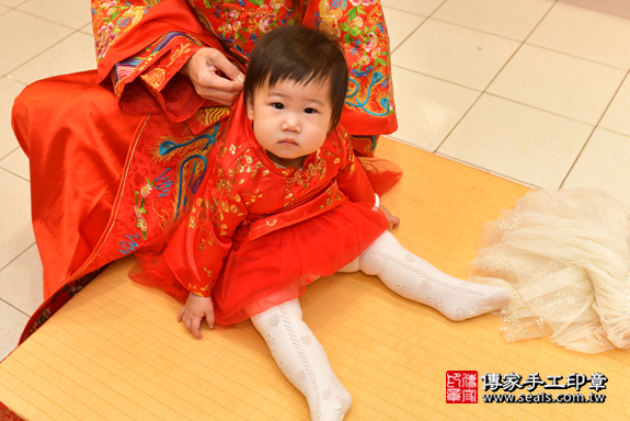 鳳山區李寶寶古禮抓周：滿週歲趨吉避凶的吉祥衣服穿戴。照片2