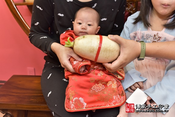 剃胎毛、滿月剃頭、嬰兒剃頭、嬰兒理髮、嬰兒剃髮、嬰兒剃胎毛、嬰兒滿月剃頭、寶寶剃頭、剃胎毛儀式、剃胎毛吉祥話、滿月剃頭儀式、滿月剃頭吉祥話、寶寶剃胎毛、寶寶滿月剃頭理髮、 新北市永和區剃胎毛、新北市永和區滿月剃頭、新北市永和區嬰兒剃頭剃胎毛、新北市永和區嬰兒理髮、新北市嬰兒剃髮、 雷寶寶(新北市永和區嬰兒寶寶滿月剃頭理髮、嬰兒剃胎毛儀式吉祥話)。中國風會場，爸媽寶貝穿「日中韓」古裝禮服。專業拍照、DVD光碟、證書。★購買「臍帶章、肚臍章、胎毛筆刷印章」贈送：剃頭、收涎、抓周，三選一。2020.02.10照片28