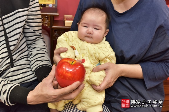 剃胎毛、滿月剃頭、嬰兒剃頭、嬰兒理髮、嬰兒剃髮、嬰兒剃胎毛、嬰兒滿月剃頭、寶寶剃頭、剃胎毛儀式、剃胎毛吉祥話、滿月剃頭儀式、滿月剃頭吉祥話、寶寶剃胎毛、寶寶滿月剃頭理髮、 新北市永和區剃胎毛、新北市永和區滿月剃頭、新北市永和區嬰兒剃頭剃胎毛、新北市永和區嬰兒理髮、新北市嬰兒剃髮、 蔡寶寶(新北市永和區嬰兒寶寶滿月剃頭理髮、嬰兒剃胎毛儀式吉祥話)。中國風會場，爸媽寶貝穿「日中韓」古裝禮服。專業拍照、DVD光碟、證書。★購買「臍帶章、肚臍章、胎毛筆刷印章」贈送：剃頭、收涎、抓周，三選一。2020.02.15照片13