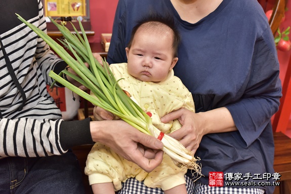 剃胎毛、滿月剃頭、嬰兒剃頭、嬰兒理髮、嬰兒剃髮、嬰兒剃胎毛、嬰兒滿月剃頭、寶寶剃頭、剃胎毛儀式、剃胎毛吉祥話、滿月剃頭儀式、滿月剃頭吉祥話、寶寶剃胎毛、寶寶滿月剃頭理髮、 新北市永和區剃胎毛、新北市永和區滿月剃頭、新北市永和區嬰兒剃頭剃胎毛、新北市永和區嬰兒理髮、新北市嬰兒剃髮、 蔡寶寶(新北市永和區嬰兒寶寶滿月剃頭理髮、嬰兒剃胎毛儀式吉祥話)。中國風會場，爸媽寶貝穿「日中韓」古裝禮服。專業拍照、DVD光碟、證書。★購買「臍帶章、肚臍章、胎毛筆刷印章」贈送：剃頭、收涎、抓周，三選一。2020.02.15照片21