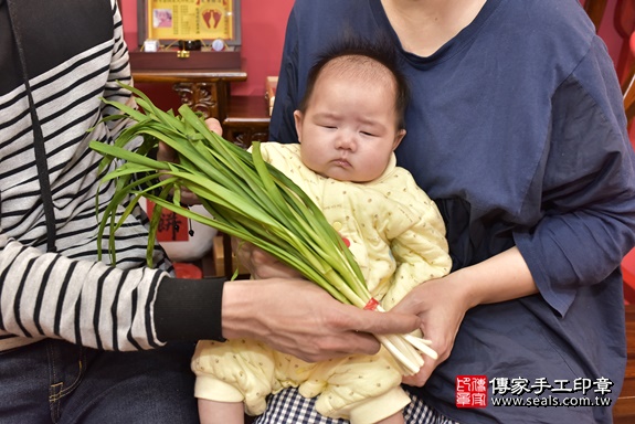 剃胎毛、滿月剃頭、嬰兒剃頭、嬰兒理髮、嬰兒剃髮、嬰兒剃胎毛、嬰兒滿月剃頭、寶寶剃頭、剃胎毛儀式、剃胎毛吉祥話、滿月剃頭儀式、滿月剃頭吉祥話、寶寶剃胎毛、寶寶滿月剃頭理髮、 新北市永和區剃胎毛、新北市永和區滿月剃頭、新北市永和區嬰兒剃頭剃胎毛、新北市永和區嬰兒理髮、新北市嬰兒剃髮、 蔡寶寶(新北市永和區嬰兒寶寶滿月剃頭理髮、嬰兒剃胎毛儀式吉祥話)。中國風會場，爸媽寶貝穿「日中韓」古裝禮服。專業拍照、DVD光碟、證書。★購買「臍帶章、肚臍章、胎毛筆刷印章」贈送：剃頭、收涎、抓周，三選一。2020.02.15照片17