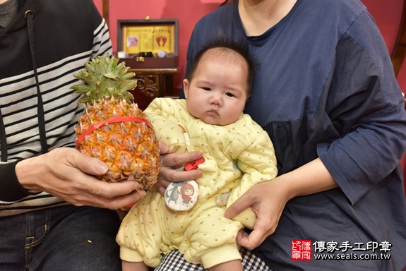 剃胎毛、滿月剃頭、嬰兒剃頭、嬰兒理髮、嬰兒剃髮、嬰兒剃胎毛、嬰兒滿月剃頭、寶寶剃頭、剃胎毛儀式、剃胎毛吉祥話、滿月剃頭儀式、滿月剃頭吉祥話、寶寶剃胎毛、寶寶滿月剃頭理髮、 新北市永和區剃胎毛、新北市永和區滿月剃頭、新北市永和區嬰兒剃頭剃胎毛、新北市永和區嬰兒理髮、新北市嬰兒剃髮、 蔡寶寶(新北市永和區嬰兒寶寶滿月剃頭理髮、嬰兒剃胎毛儀式吉祥話)。中國風會場，爸媽寶貝穿「日中韓」古裝禮服。專業拍照、DVD光碟、證書。★購買「臍帶章、肚臍章、胎毛筆刷印章」贈送：剃頭、收涎、抓周，三選一。2020.02.15照片25