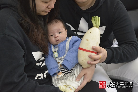 剃胎毛、滿月剃頭、嬰兒剃頭、嬰兒理髮、嬰兒剃髮、嬰兒剃胎毛、嬰兒滿月剃頭、寶寶剃頭、剃胎毛儀式、剃胎毛吉祥話、滿月剃頭儀式、滿月剃頭吉祥話、寶寶剃胎毛、寶寶滿月剃頭理髮、 新北市汐止區剃胎毛、新北市汐止區滿月剃頭、新北市汐止區嬰兒剃頭剃胎毛、新北市汐止區嬰兒理髮、新北市嬰兒剃髮、 鄭寶寶(新北市汐止區到府嬰兒寶寶滿月剃頭理髮、到府嬰兒剃胎毛儀式吉祥話)。到府剃頭剃胎毛主持、專業拍照、DVD光碟、證書。★購買「臍帶章、肚臍章、胎毛筆刷印章」贈送：剃頭、收涎、抓周，三選一。2020.02.17照片25