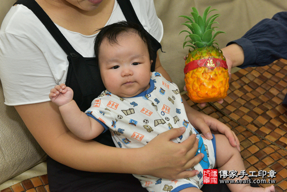 剃胎毛、滿月剃頭、嬰兒剃頭、嬰兒理髮、嬰兒剃髮、嬰兒剃胎毛、嬰兒滿月剃頭、寶寶剃頭、剃胎毛儀式、剃胎毛吉祥話、滿月剃頭儀式、滿月剃頭吉祥話、寶寶剃胎毛、寶寶滿月剃頭理髮、高雄市三民區剃胎毛、高雄市三民區滿月剃頭、高雄市三民區嬰兒剃頭剃胎毛、高雄市三民區嬰兒理髮、高雄市嬰兒剃髮、姚寶寶(高雄市三民區到府嬰兒寶寶滿月剃頭理髮、到府嬰兒剃胎毛儀式吉祥話)。到府剃頭剃胎毛主持、專業拍照、DVD光碟、證書。★購買「臍帶章、肚臍章、胎毛筆刷印章」贈送：剃頭、收涎、抓周，三選一。2020.03.04照片12