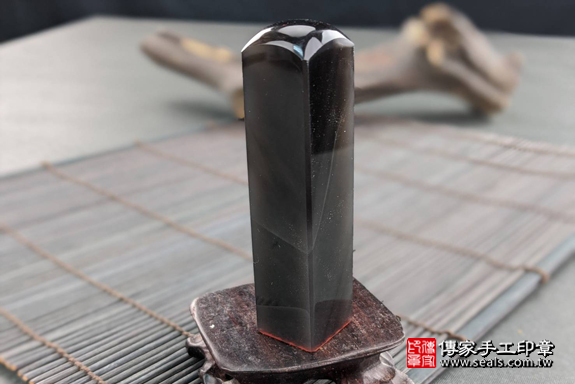 全手工噴砂印章：黑曜石開運印章實際成品、印章作品分享、黑曜石印章材質介紹。（銀行印鑑，一圓一方），傳家印章高雄店。2020.03.06，照片5