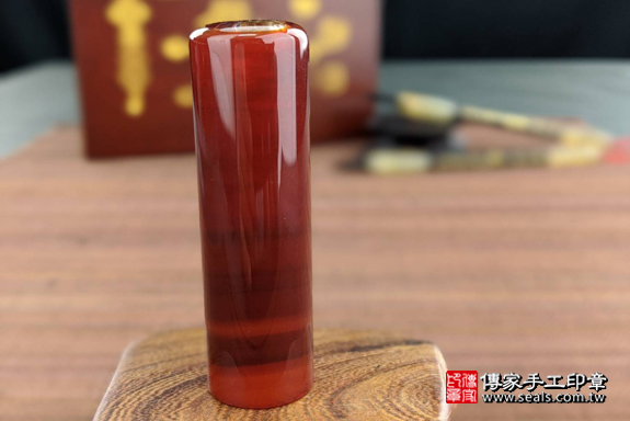 半手工噴砂印章：紅瑪瑙臍帶章實際成品、印章作品分享、紅瑪瑙印章材質介紹。（臍帶印章、肚臍章、肚臍印章，一圓一方）傳家手工印章高雄店。2020.03.07，照片4