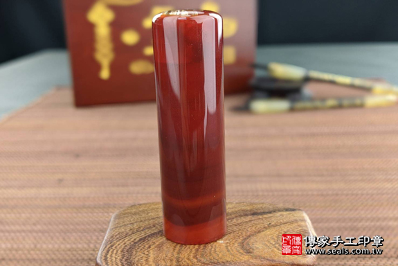 半手工噴砂印章：紅瑪瑙臍帶章實際成品、印章作品分享、紅瑪瑙印章材質介紹。（臍帶印章、肚臍章、肚臍印章，一圓一方）傳家手工印章高雄店。2020.03.07，照片9