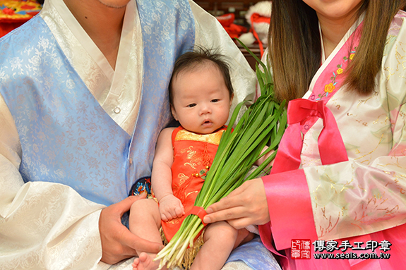 剃胎毛、滿月剃頭、嬰兒剃頭、嬰兒理髮、嬰兒剃髮、嬰兒剃胎毛、嬰兒滿月剃頭、寶寶剃頭、剃胎毛儀式、剃胎毛吉祥話、滿月剃頭儀式、滿月剃頭吉祥話、寶寶剃胎毛、寶寶滿月剃頭理髮、 新竹市香山區剃胎毛、新竹市香山區滿月剃頭、新竹市香山區嬰兒剃頭剃胎毛、新竹市香山區嬰兒理髮、新竹市香山區嬰兒剃髮、鐘寶寶(新竹市香山區嬰兒寶寶滿月剃頭理髮、免費嬰兒剃胎毛儀式吉祥話)。中國風會場，爸媽寶貝免費穿「日中韓」古裝禮服。專業拍照、DVD光碟、證書。★購買「臍帶章、肚臍章、胎毛筆刷印章」贈送：剃頭、收涎、抓周，三選一。2020.02.16照片16