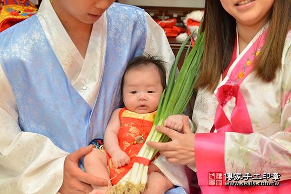 剃胎毛、滿月剃頭、嬰兒剃頭、嬰兒理髮、嬰兒剃髮、嬰兒剃胎毛、嬰兒滿月剃頭、寶寶剃頭、剃胎毛儀式、剃胎毛吉祥話、滿月剃頭儀式、滿月剃頭吉祥話、寶寶剃胎毛、寶寶滿月剃頭理髮、 新竹市香山區剃胎毛、新竹市香山區滿月剃頭、新竹市香山區嬰兒剃頭剃胎毛、新竹市香山區嬰兒理髮、新竹市香山區嬰兒剃髮、鐘寶寶(新竹市香山區嬰兒寶寶滿月剃頭理髮、免費嬰兒剃胎毛儀式吉祥話)。中國風會場，爸媽寶貝免費穿「日中韓」古裝禮服。專業拍照、DVD光碟、證書。★購買「臍帶章、肚臍章、胎毛筆刷印章」贈送：剃頭、收涎、抓周，三選一。2020.02.16照片19