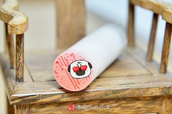 半手工噴砂印章：新疆白玉臍帶章實際成品、印章作品分享、新疆白玉印章材質介紹。（臍帶章、肚臍章、肚臍印章，一圓一方）傳家手工印章新竹店。2020.03.17圖片5