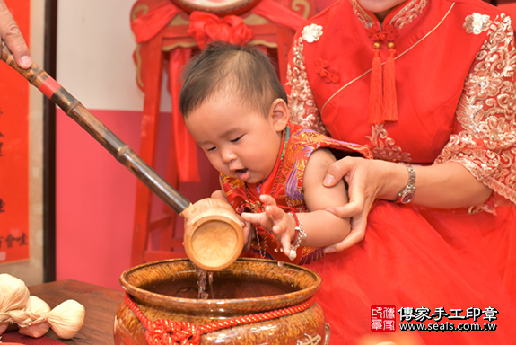 北區張寶寶古禮抓周：寶寶抓周淨手儀式。照片2