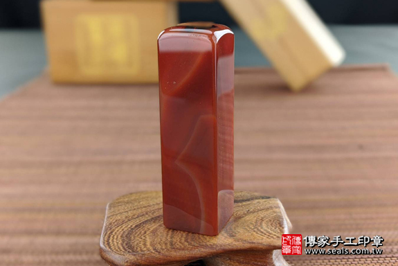 全手工噴砂印章：紅瑪瑙臍帶章實際成品、印章作品分享、紅瑪瑙印章材質介紹。（臍帶印章、肚臍章、肚臍印章，一圓一方）傳家手工印章高雄店。2020.03.21，照片9