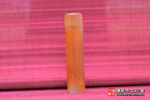 全手工噴砂印章：染色紅瑪瑙臍帶印章實際成品、印章作品分享、染色紅瑪瑙印章材質介紹。（臍帶印章、肚臍章、肚臍印章，臍帶印章，一圓一方）傳家手工印章桃園店。2020.03.27 照片3