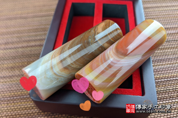 半手工噴砂印章：彩虹瑪瑙臍帶雙章實際成品、印章作品分享、彩虹瑪瑙印章材質介紹。（臍帶印章、肚臍章、肚臍印章，一圓一方）傳家手工印章高雄店。2020.03.30，照片6