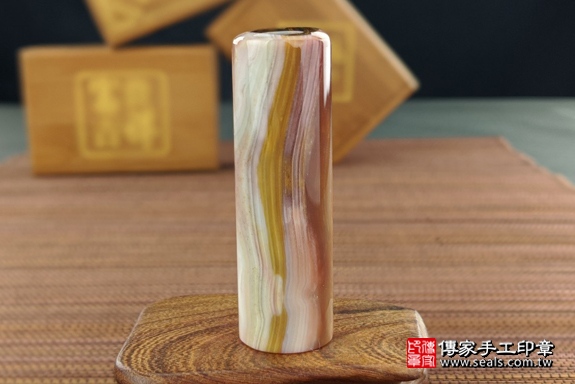 全手工噴砂印章：彩虹瑪瑙臍帶章實際成品、印章作品分享、彩虹瑪瑙印章材質介紹。（臍帶印章、肚臍章、肚臍印章，一圓一方）傳家手工印章高雄店。2020.04.03，照片4