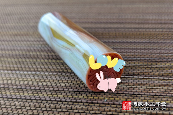 全手工噴砂印章：彩虹瑪瑙臍帶章實際成品、印章作品分享、彩虹瑪瑙印章材質介紹。（臍帶印章、肚臍章、肚臍印章，一圓一方）傳家手工印章高雄店。2020.04.03，照片6